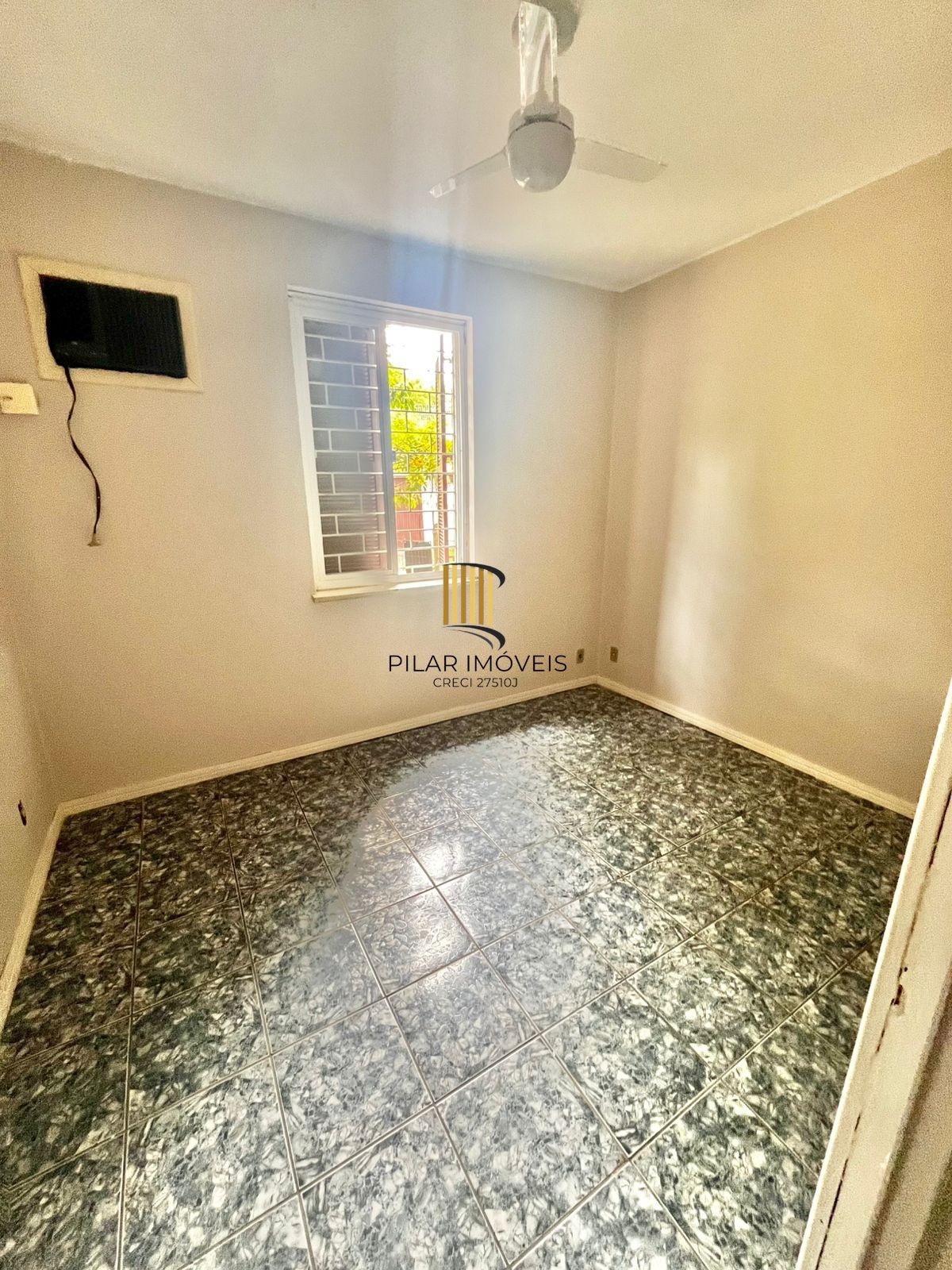 Apto térreo de 02 dorm, sala, banho, cozinha, reformado, com vaga de convenção