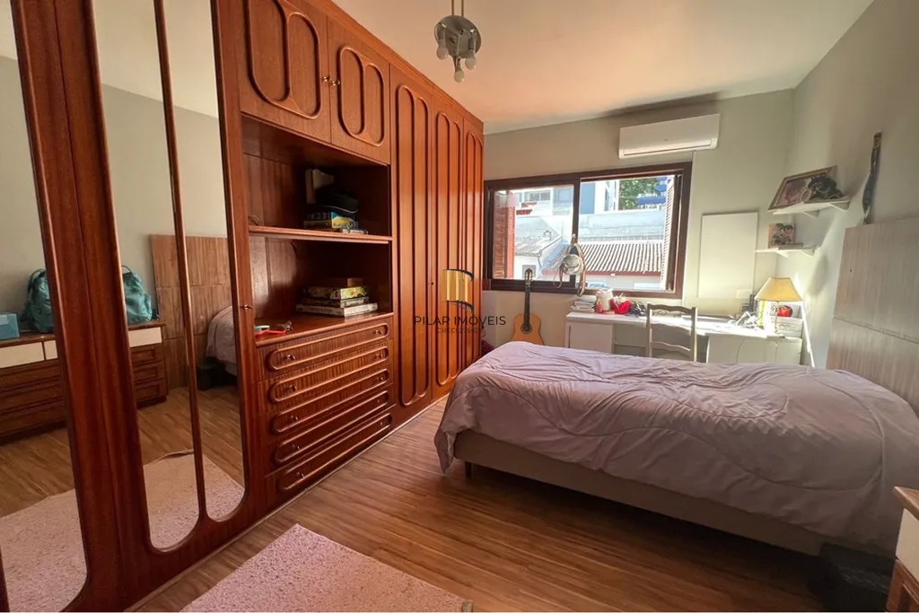 Casa 4 dormitórios no bairro Petrópolis