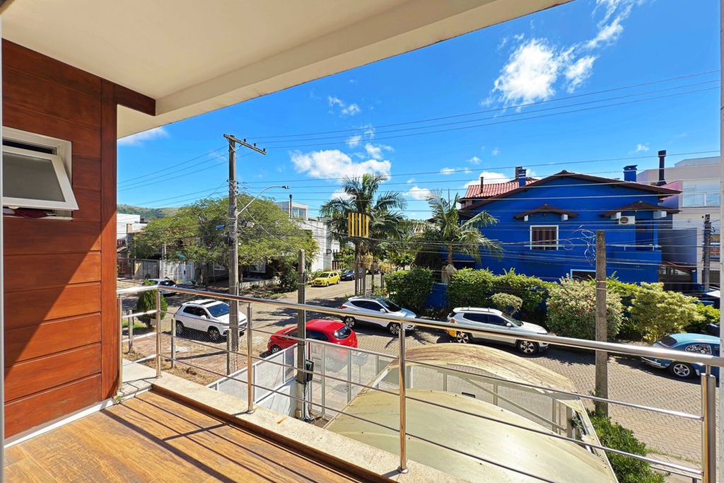 Casa 3 dormitórios no bairro Hípica