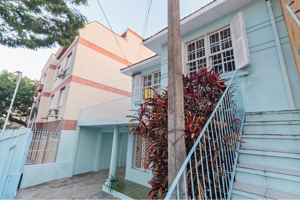 Casa 6 dormitórios no bairro Santana