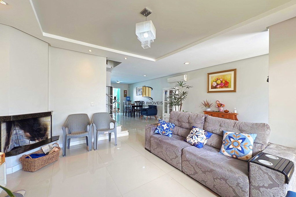 Casa 3 dormitórios no bairro Hípica