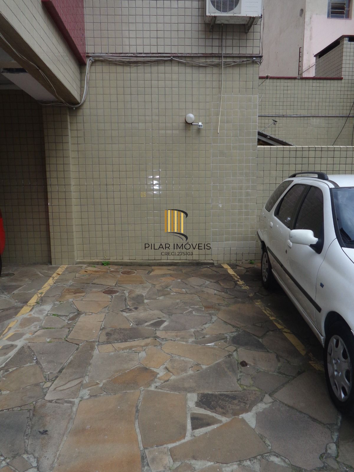 Apto de 01 dormitório, com vaga de garagem e elevador