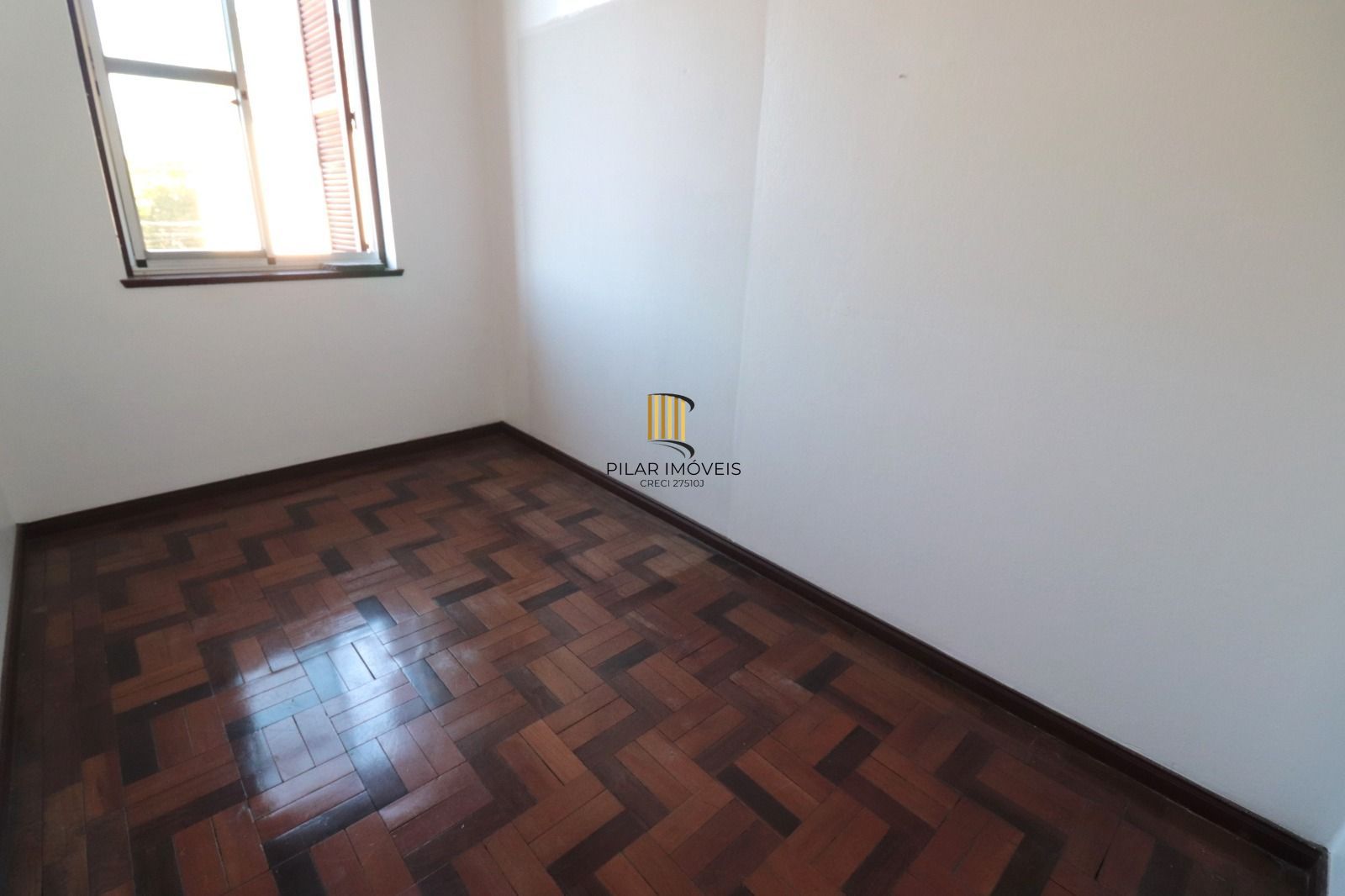 Apto no IAPI, 02 dorm com vaga de garagem