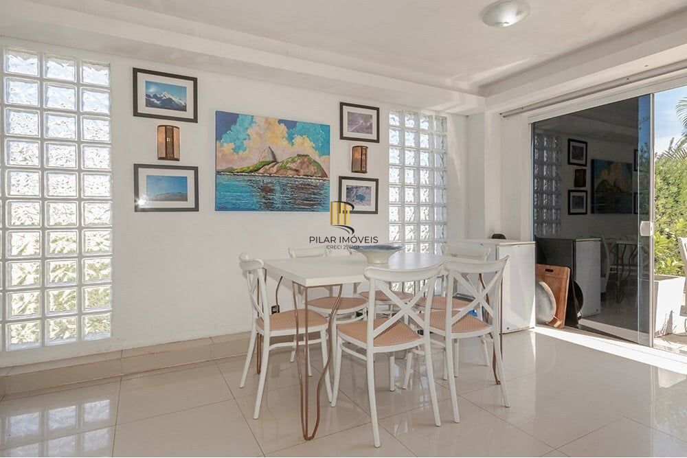 Casa 4 dormitórios no bairro Lomba do Pinheiro