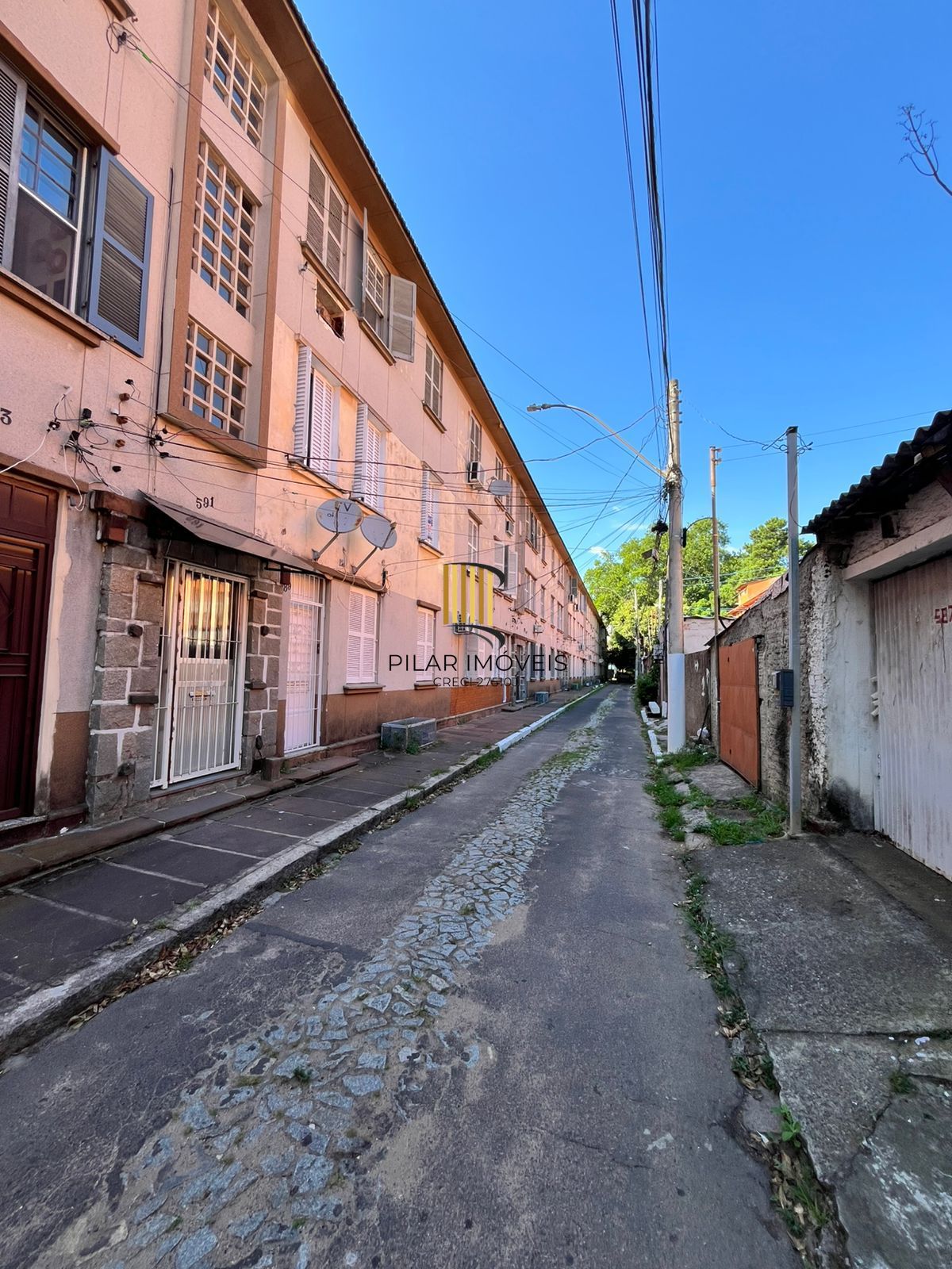 Apto de 02 dorm, sala, banho, cozinha, reformado, 01 lance de escada