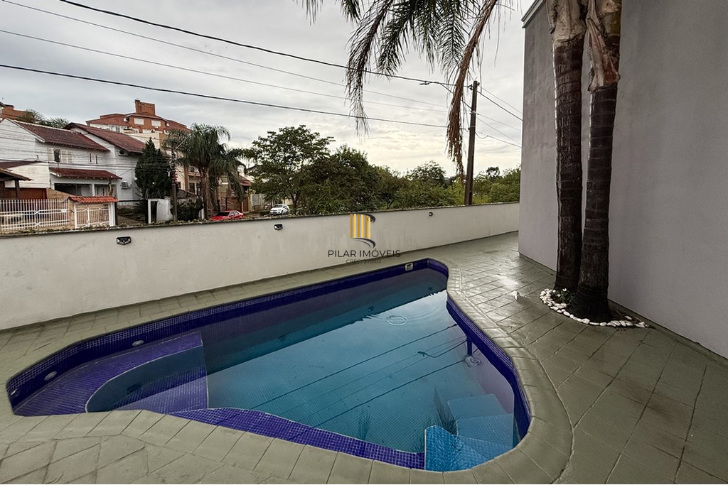 Casa 5 dormitórios no bairro Igara