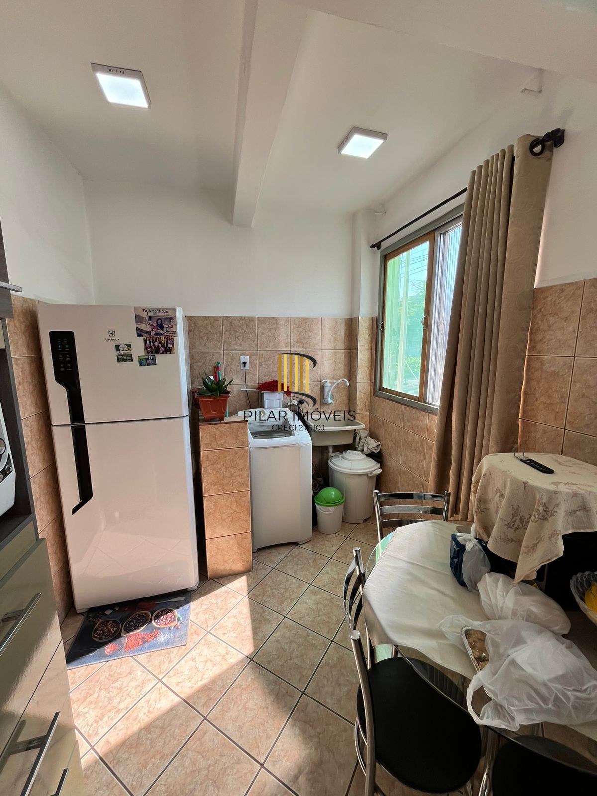 Apto de 02 dorm, sala, banho, cozinha, reformado, 01 lance de escada