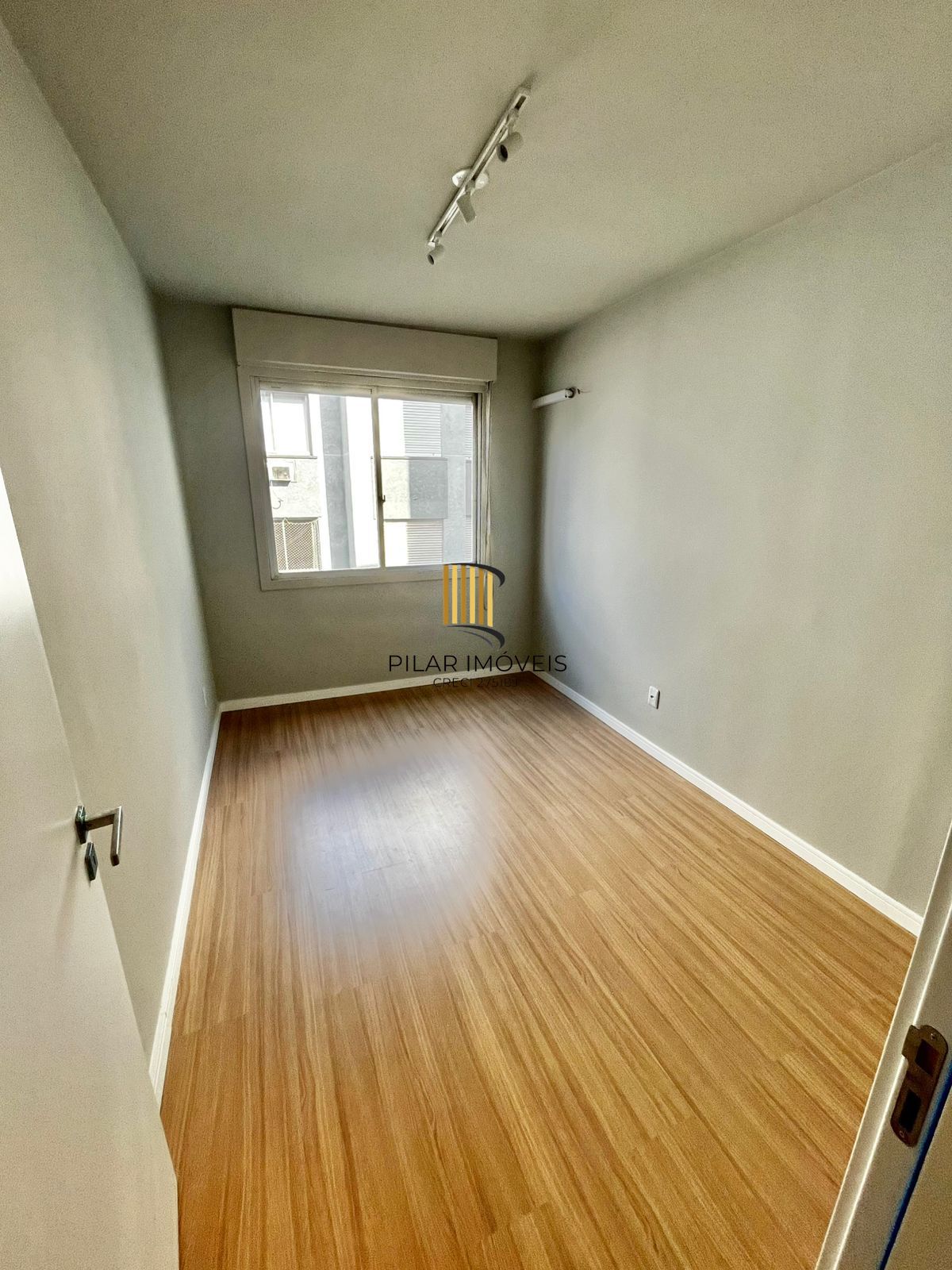 Apto 02 dorm reformado e vaga de garagem escriturada