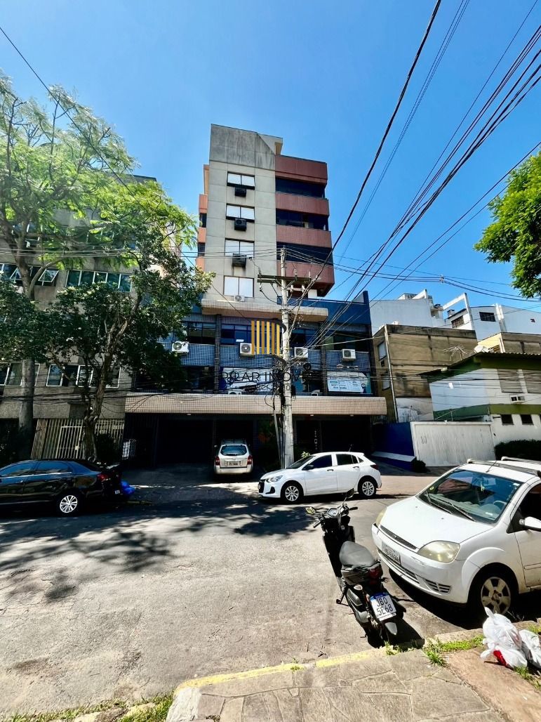 Apto no Passo da Areia de 03 dorm com suíte, sala com 02 ambientes e 01 vaga
