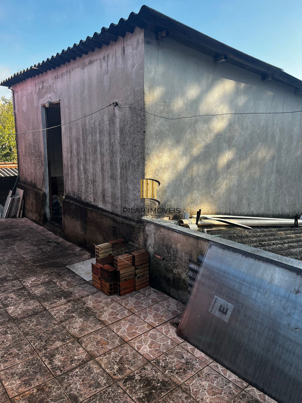 Casa na Rua Marista, Partenon, com 11,00 de frente por 23,00 de frente a fundos