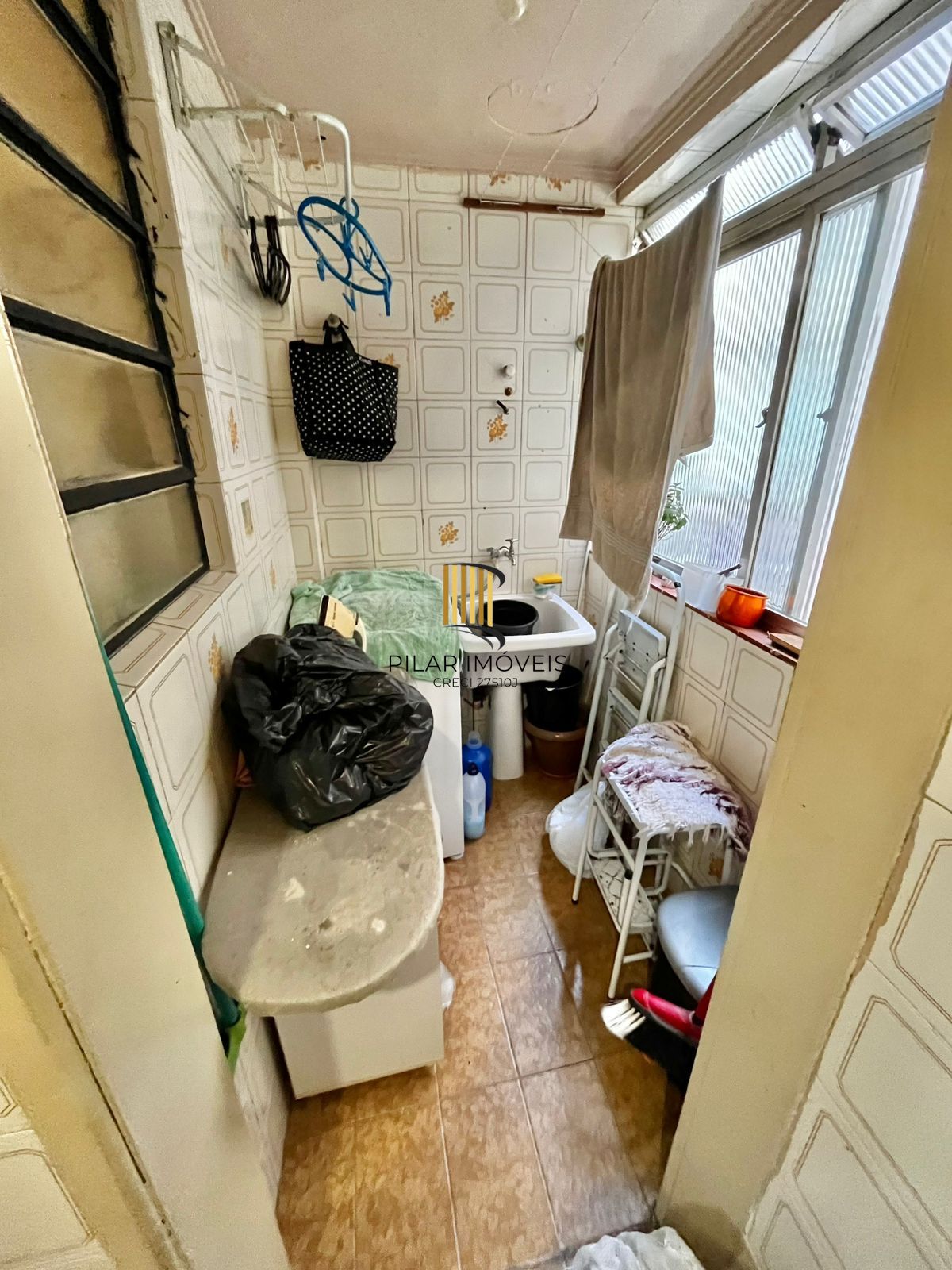 Apto de 01 dorm, sala, banho, cozinha/área, 01 vaga escriturada, Bairro São João