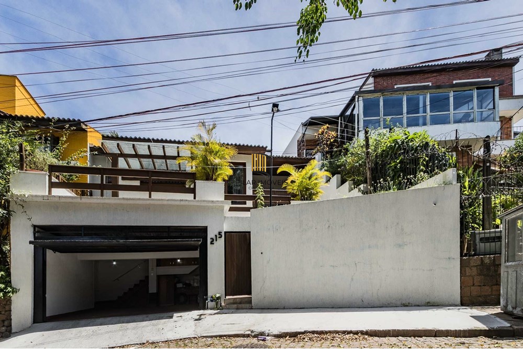 Casa 3 dormitórios no bairro Medianeira