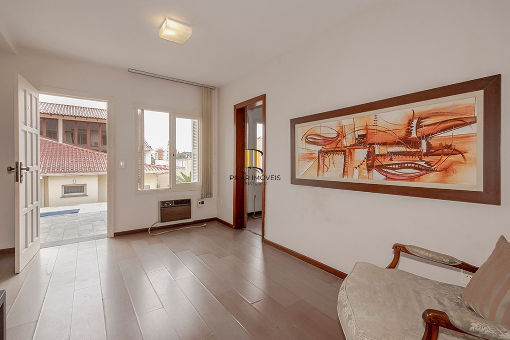 Casa 6 dormitórios no bairro Vila Jardim