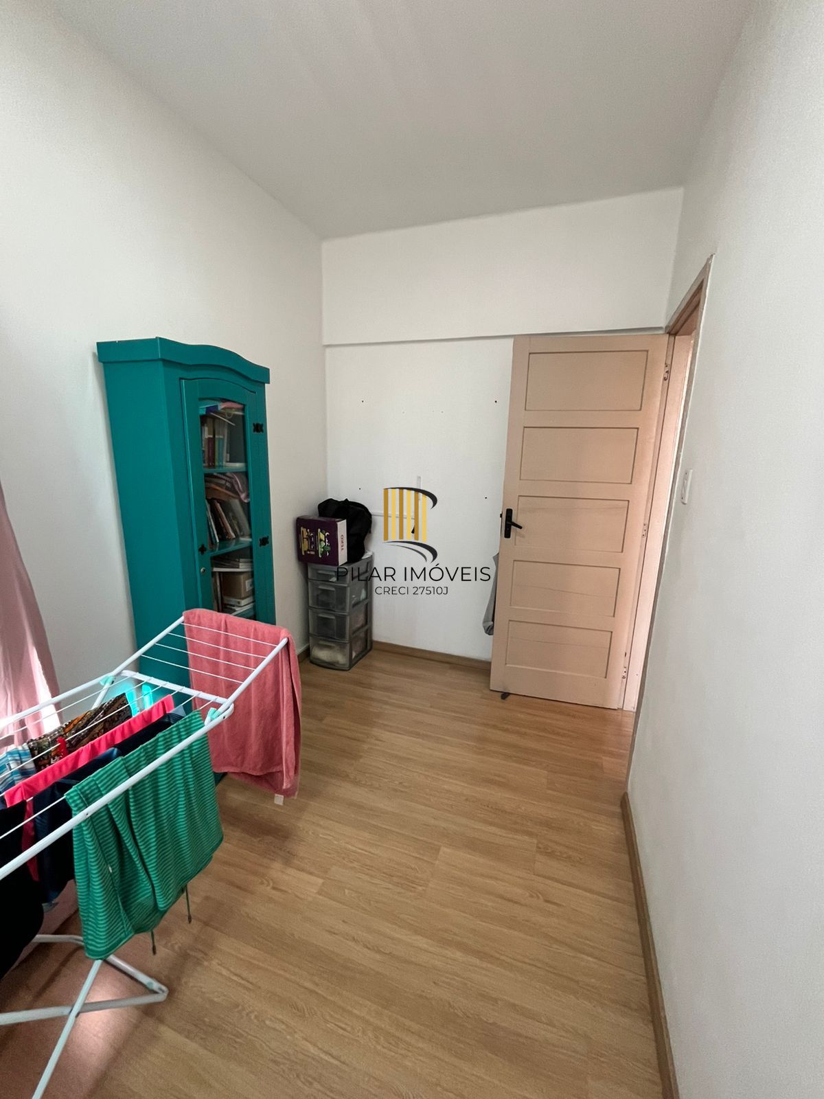 Apto de 02 dorm, sala, banho, cozinha, reformado, 01 lance de escada