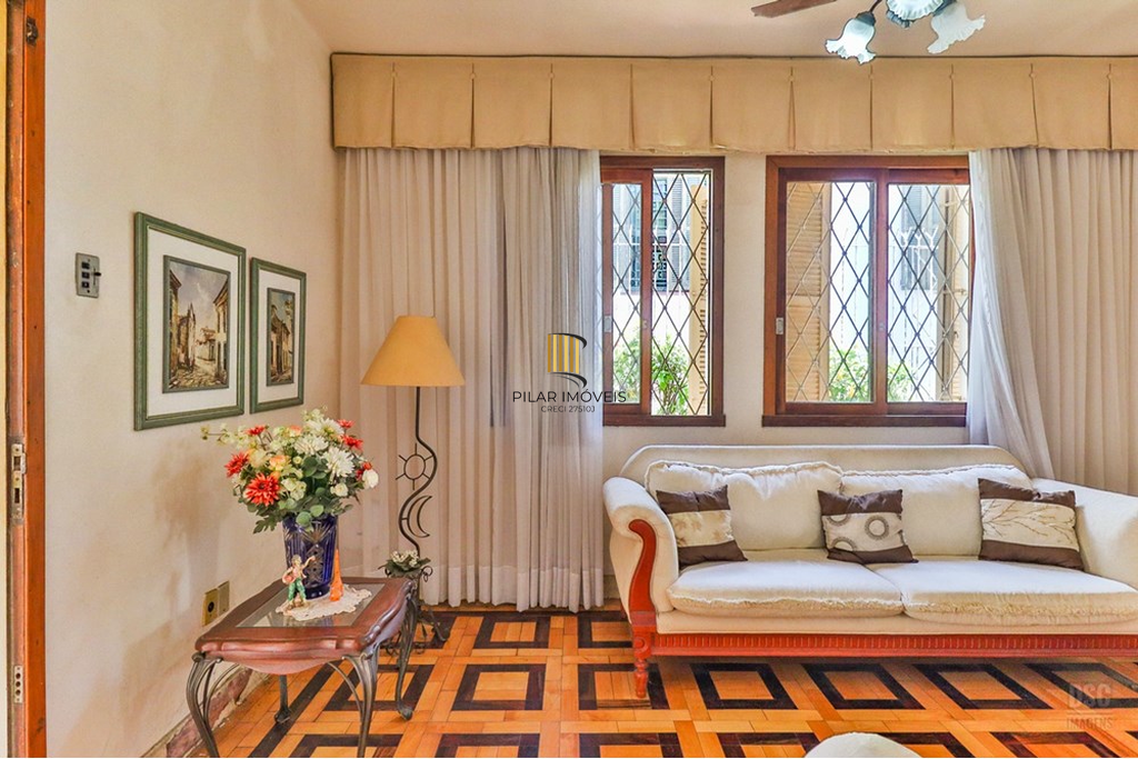 Casa 6 dormitórios no bairro Teresópolis