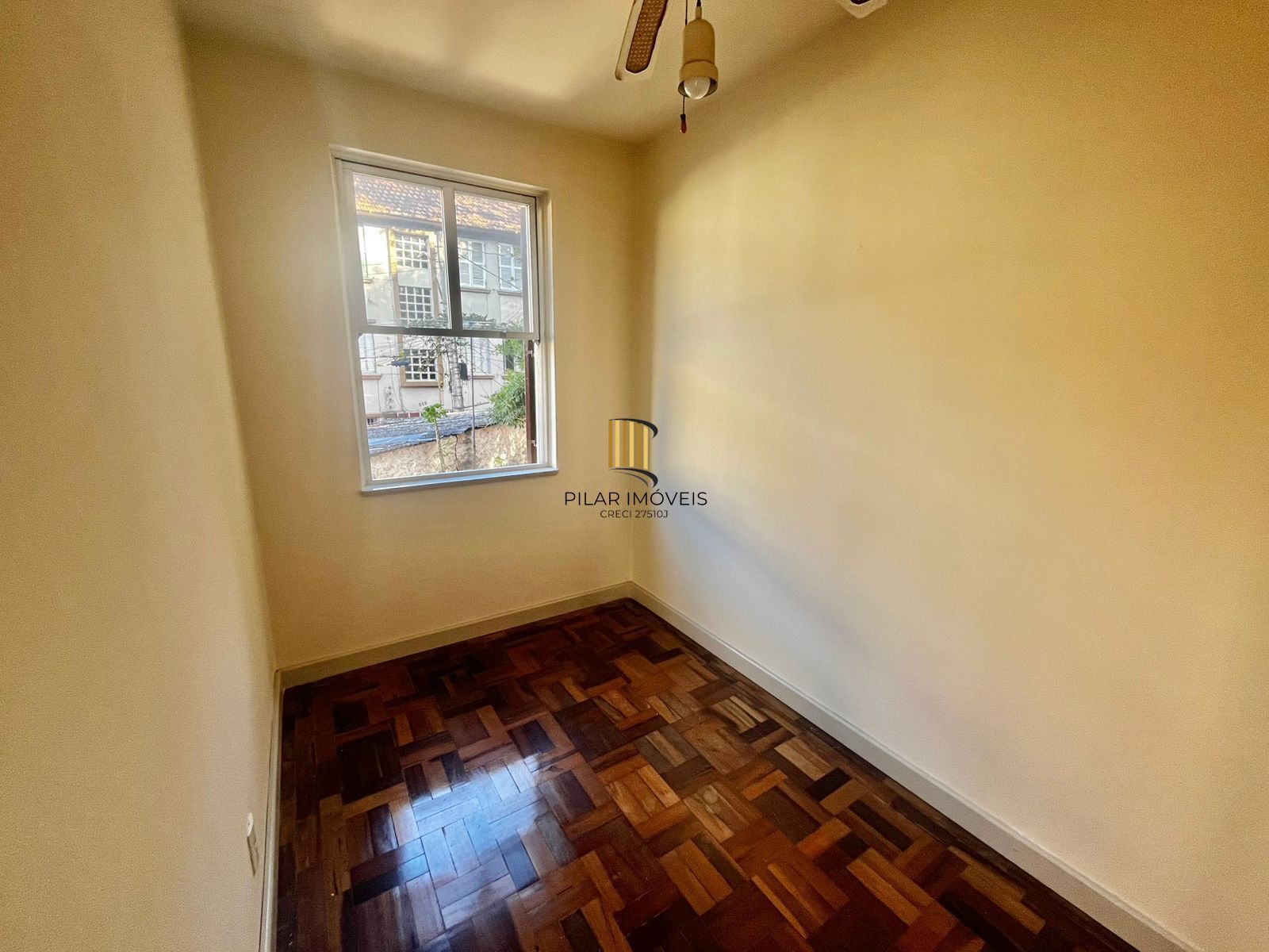 Apto de 02 dorm, sala, banho, cozinha, reformado, desocupado e vaga coberta.