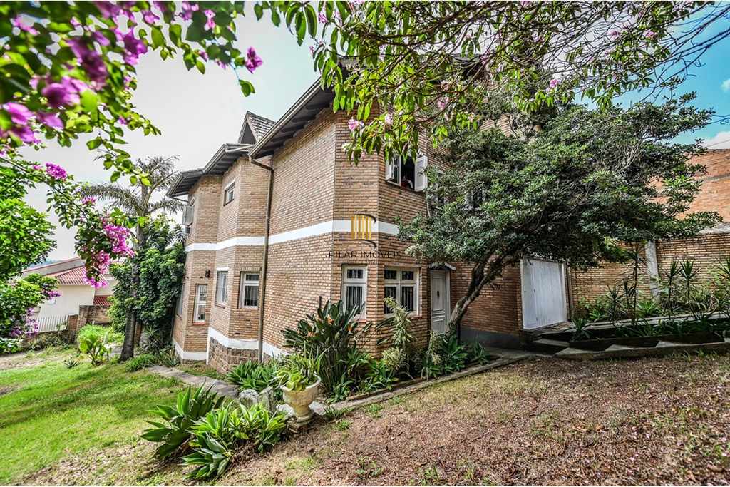 Casa 4 dormitórios no bairro Ipanema