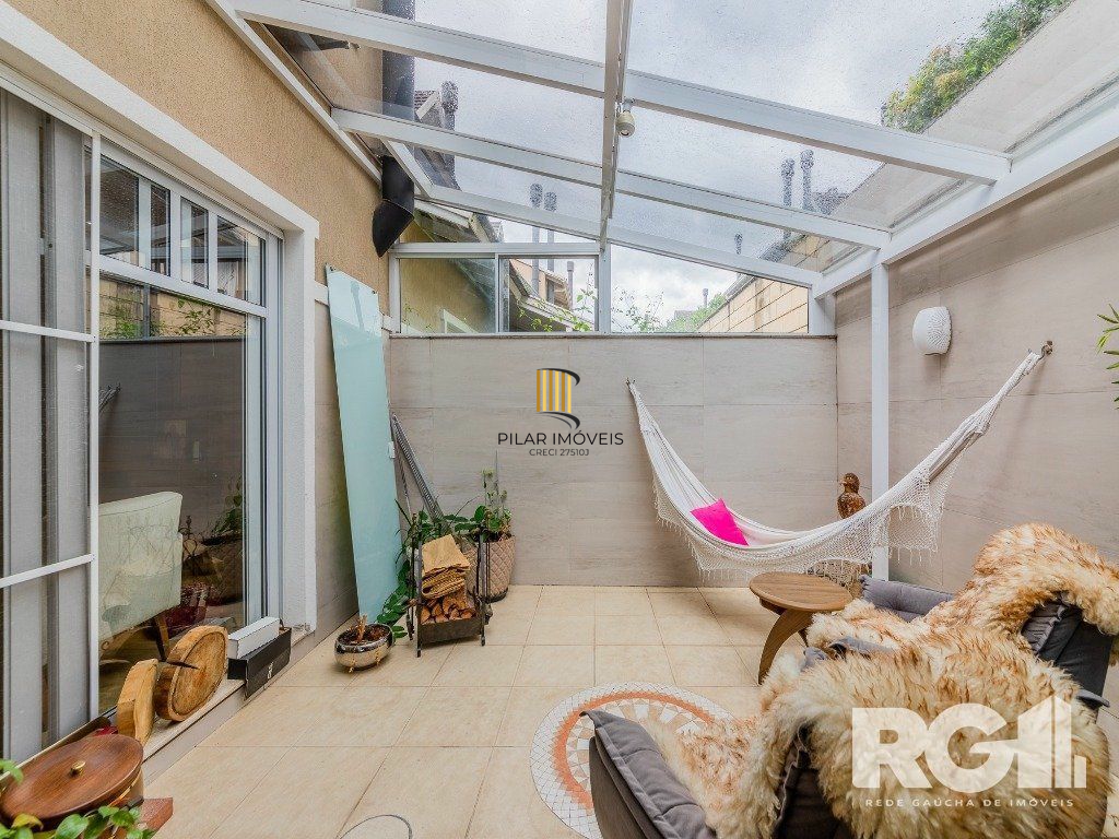 Casa de Condomínio 4 dormitórios no bairro Jardim Carvalho