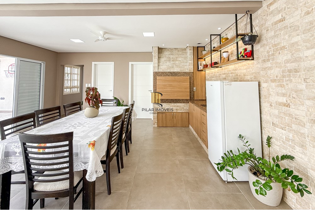 Casa 3 dormitórios no bairro Igara