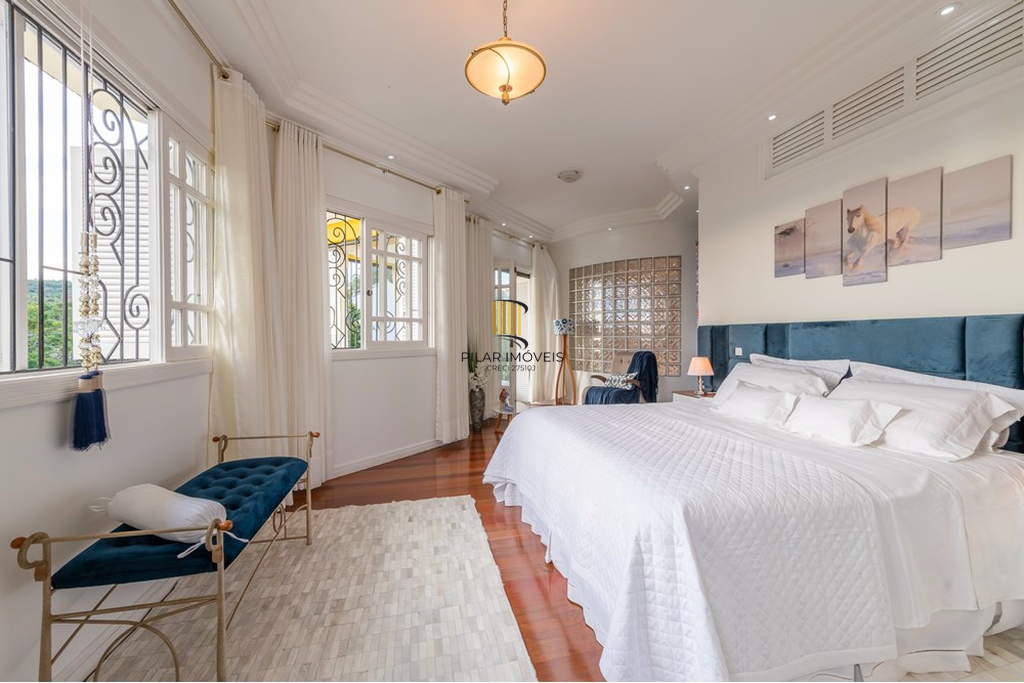 Casa 4 dormitórios no bairro Ipanema