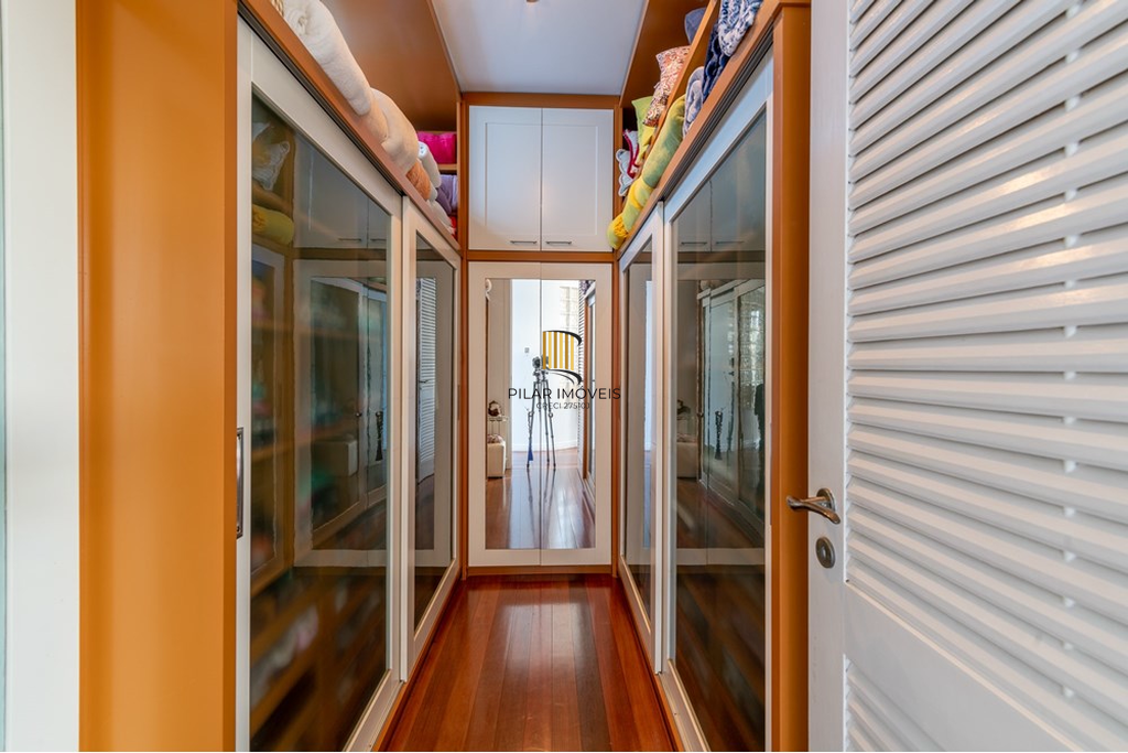 Casa 4 dormitórios no bairro Ipanema