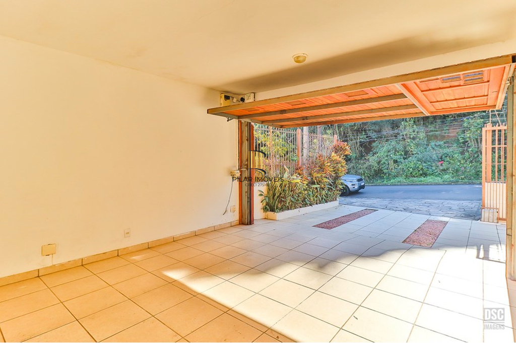 Casa 5 dormitórios no bairro Ipanema