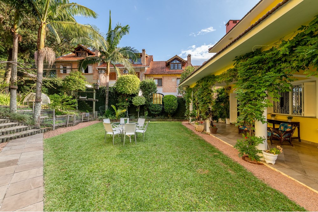Casa 4 dormitórios no bairro Ipanema