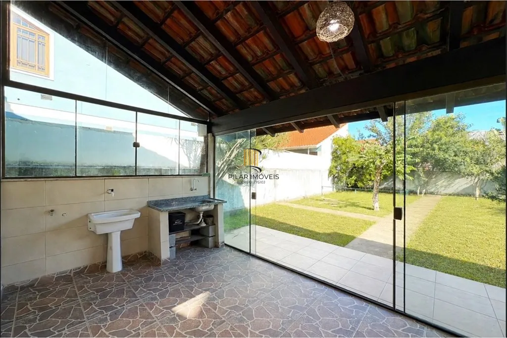 Casa 4 dormitórios no bairro Guarujá