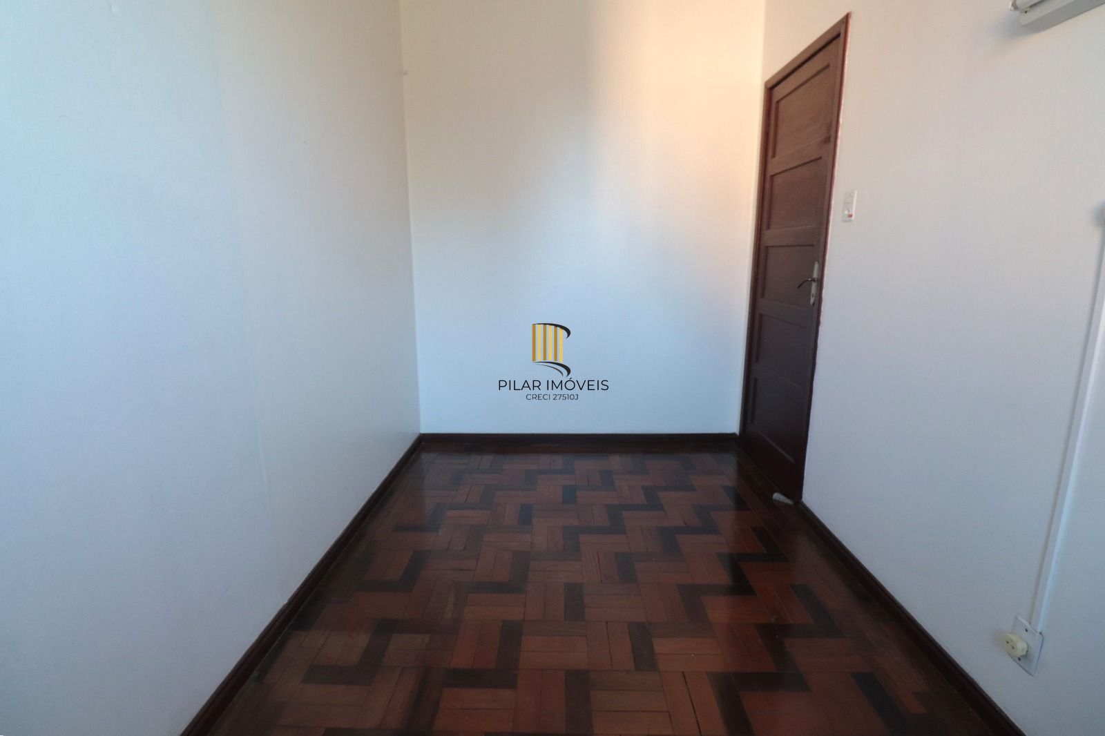 Apto no IAPI, 02 dorm com vaga de garagem