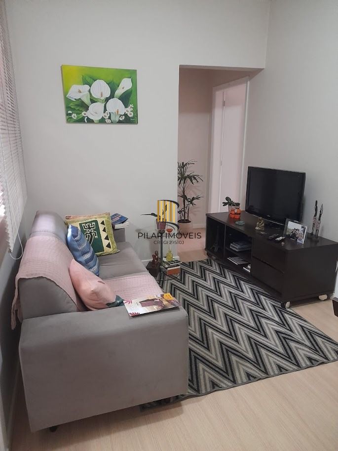 Vende apto de 02 dormitórios, sala, banheiro, cozinha e área de serviço