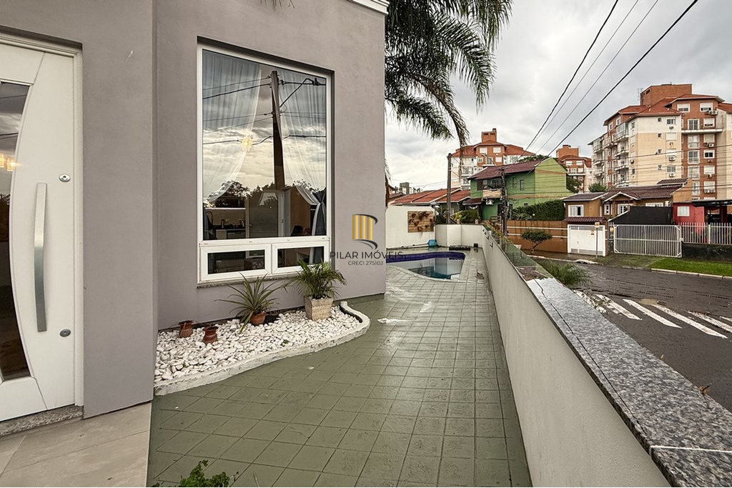 Casa 5 dormitórios no bairro Igara