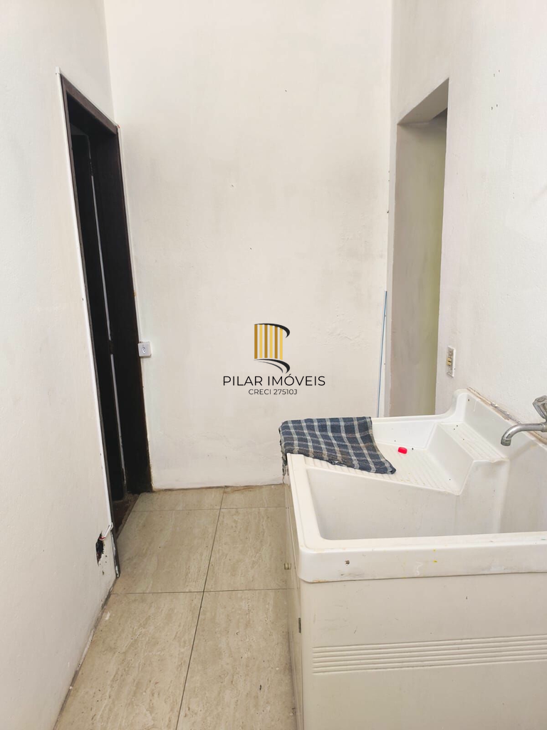 Casa 3 dormitórios no bairro Azenha