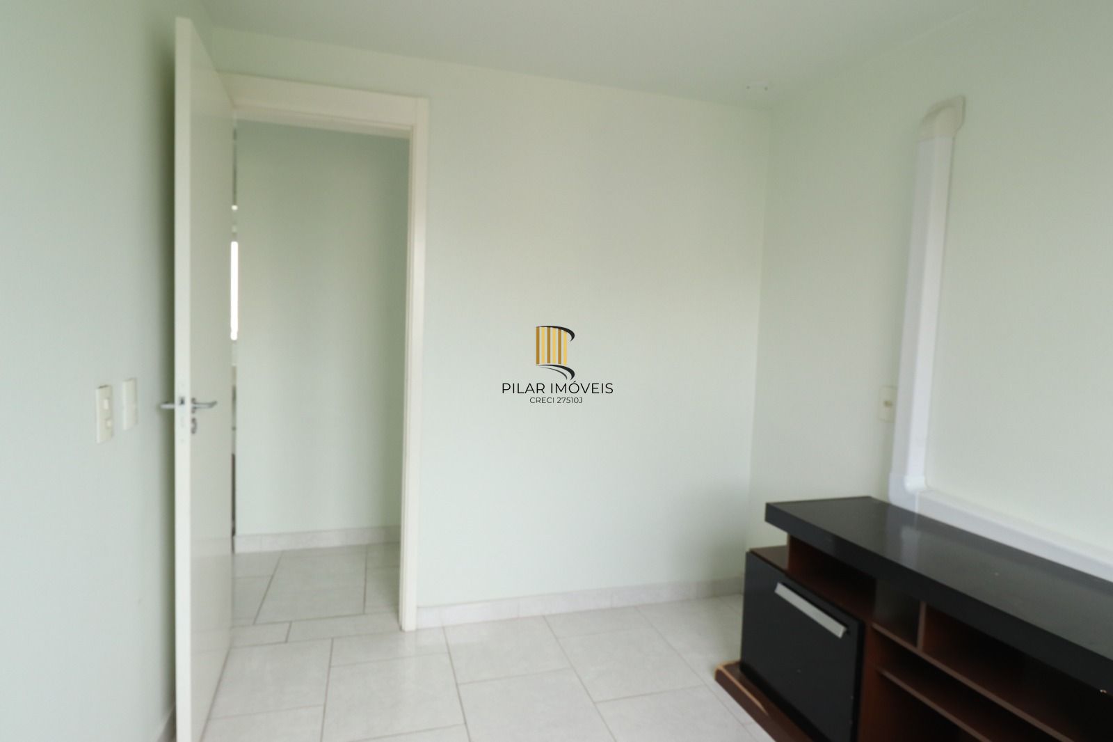 Vende ótimo apto de 02 dormitórios, 01 vaga, sol da manhã, Bairro Sarandi