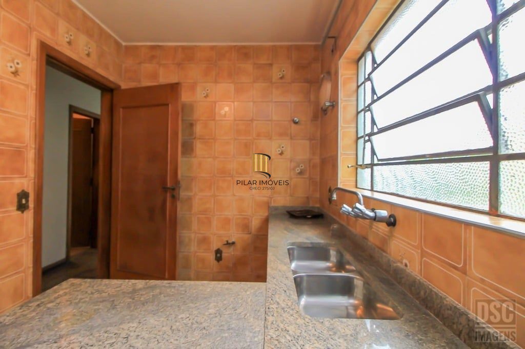 Casa 3 dormitórios no bairro Glória