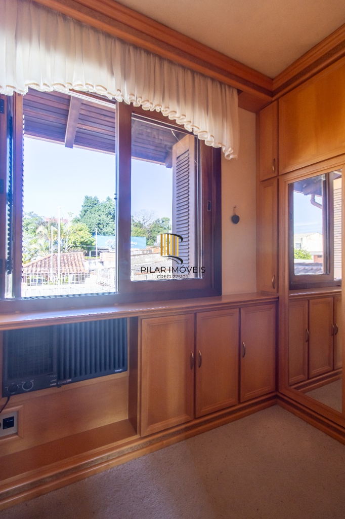Casa 5 dormitórios no bairro Partenon