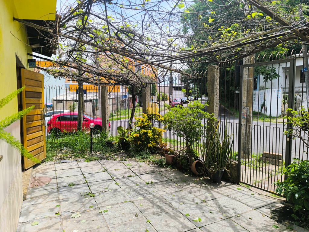 Casa 3 dormitórios no bairro Azenha