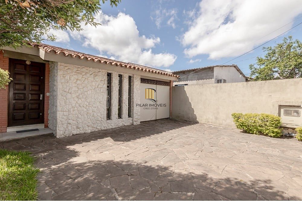 Casa 4 dormitórios no bairro Camaquã