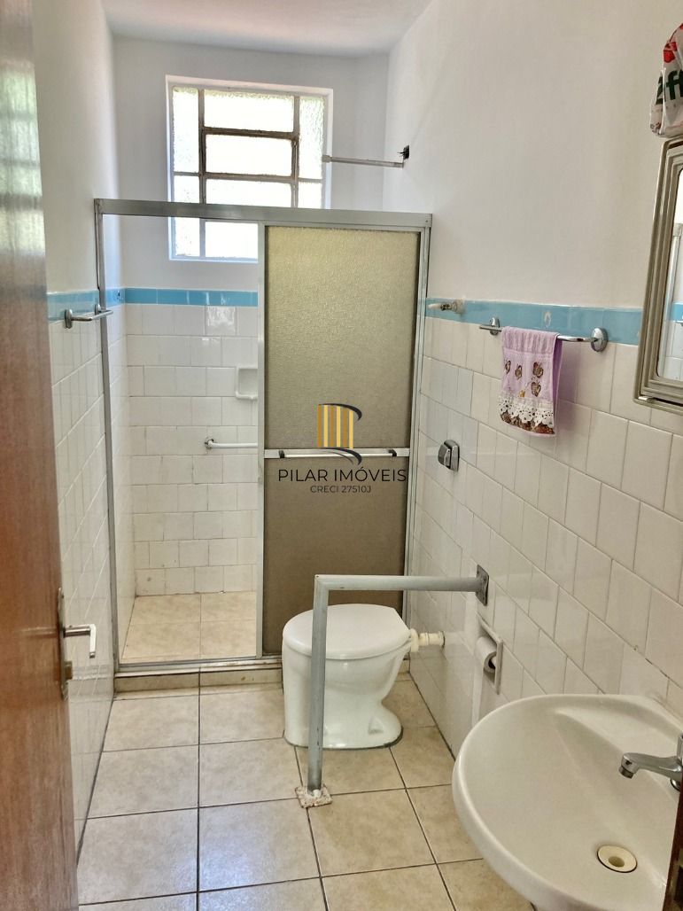 Apto de 02 dorm no Passo da Areia, de fundos, sol da manhã, 01 lance de escada
