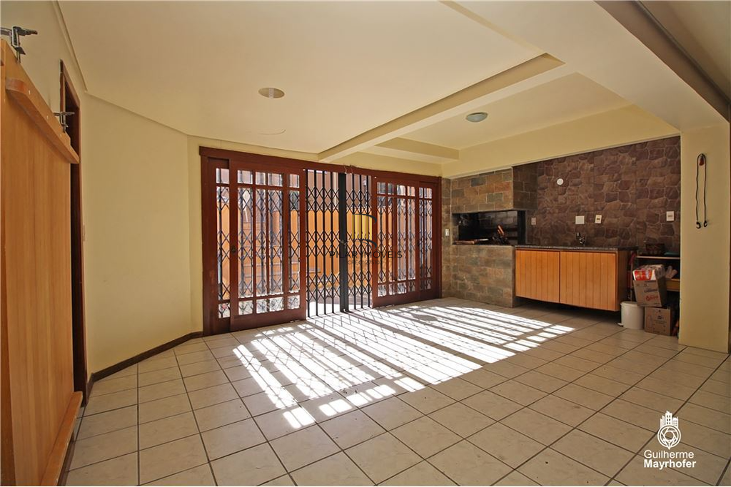 Casa 5 dormitórios no bairro Glória
