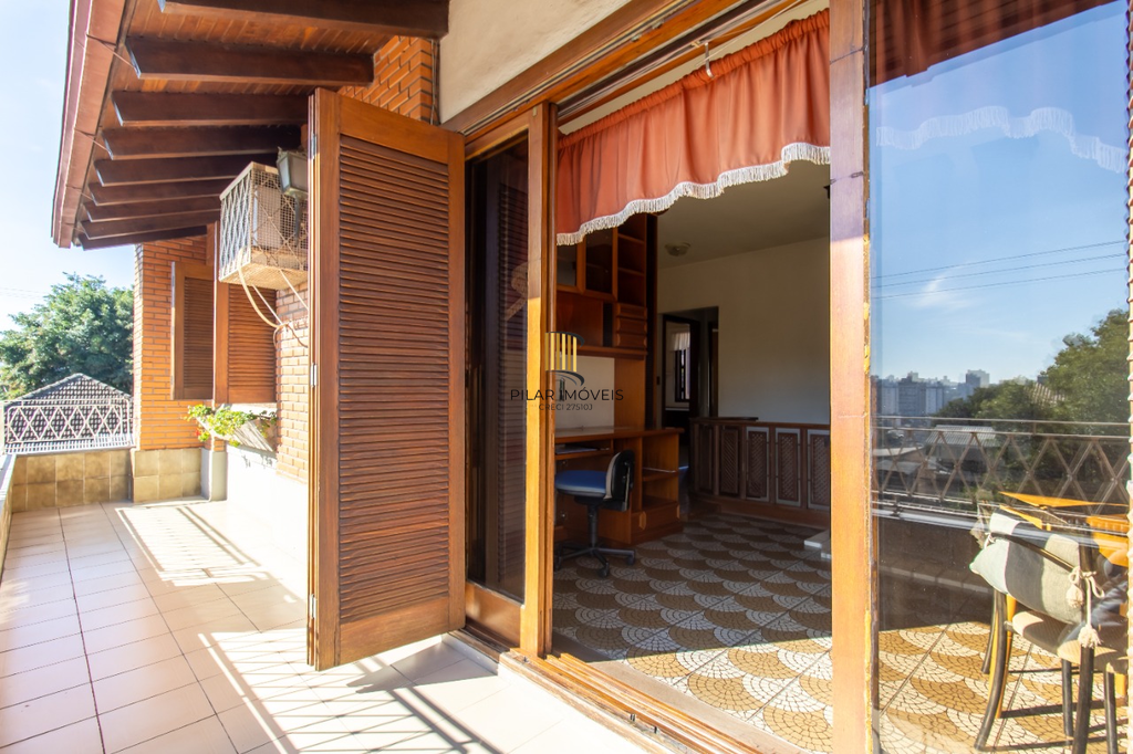 Casa 5 dormitórios no bairro Partenon
