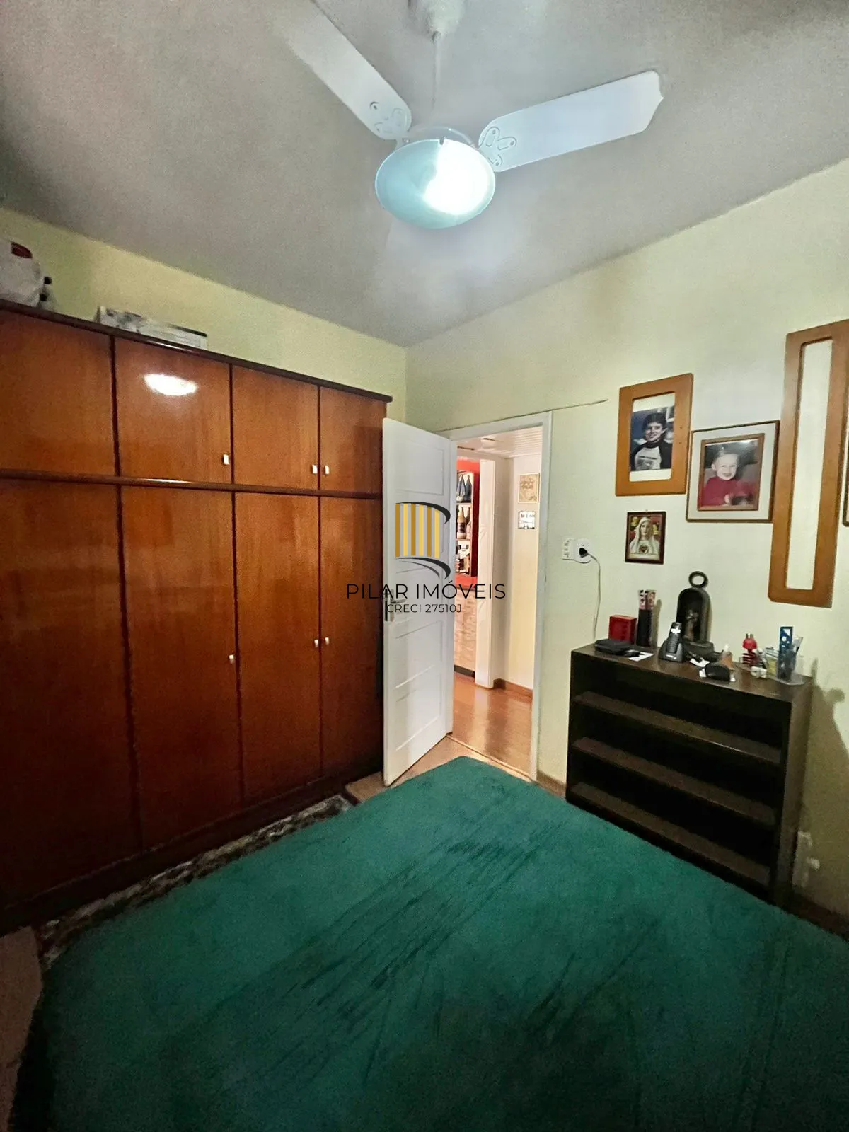 Apto térreo de 03 dorm, sala, banho, cozinha, reformado, com vaga de garagem.