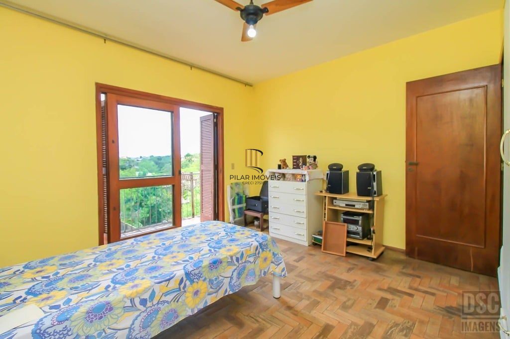 Casa 3 dormitórios no bairro Glória