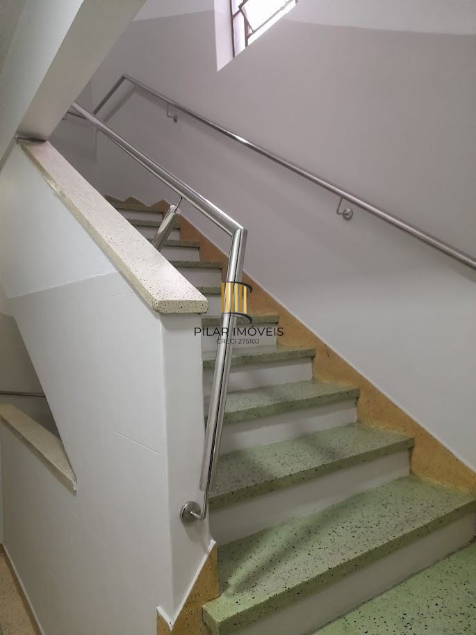 Vende apto de 02 dormitórios, sala, banheiro, cozinha e área de serviço