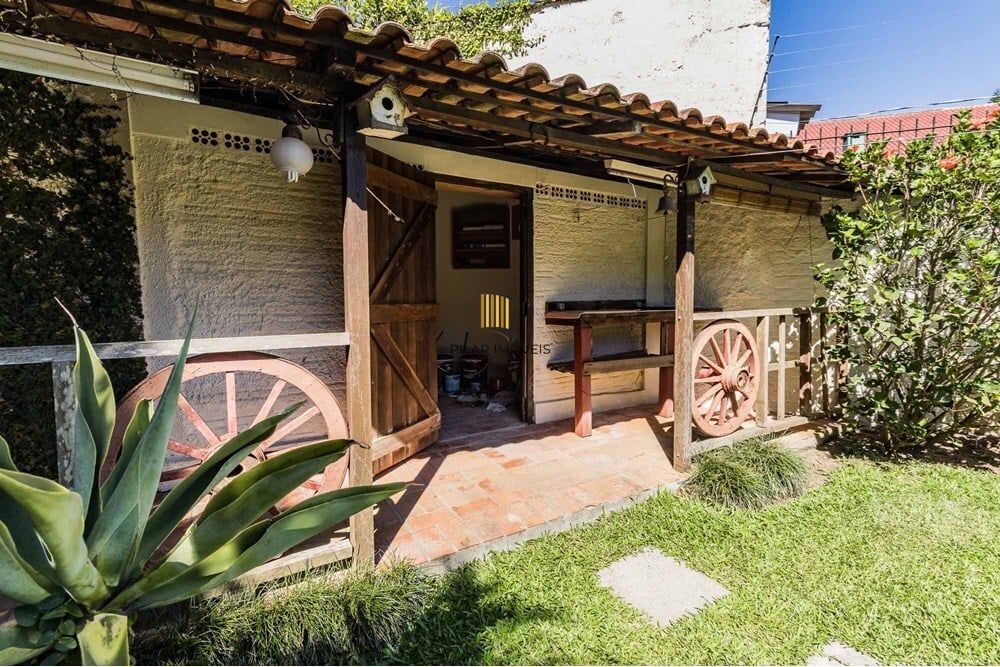 Casa 3 dormitórios no bairro Guarujá