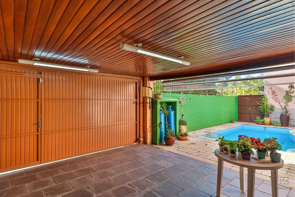 Casa 6 dormitórios no bairro Rubem Berta