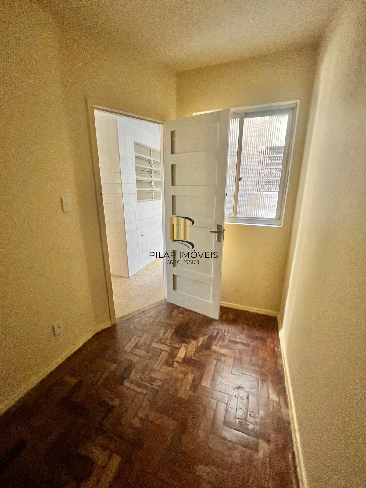 02 dorm, 73 m², sol da tarde, com vaga, dep e banho aux, no Passo da Areia