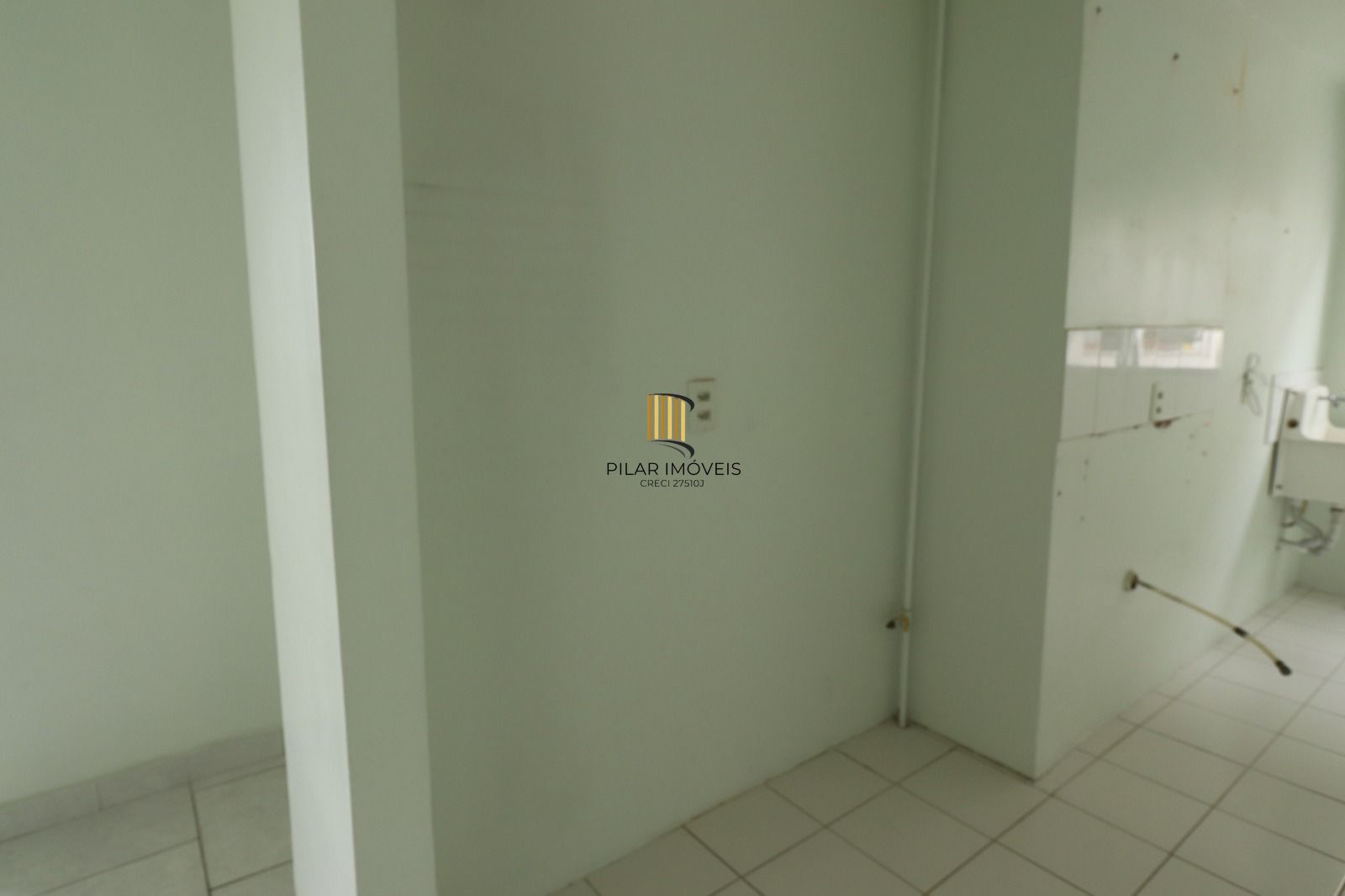 Vende ótimo apto de 02 dormitórios, 01 vaga, sol da manhã, Bairro Sarandi