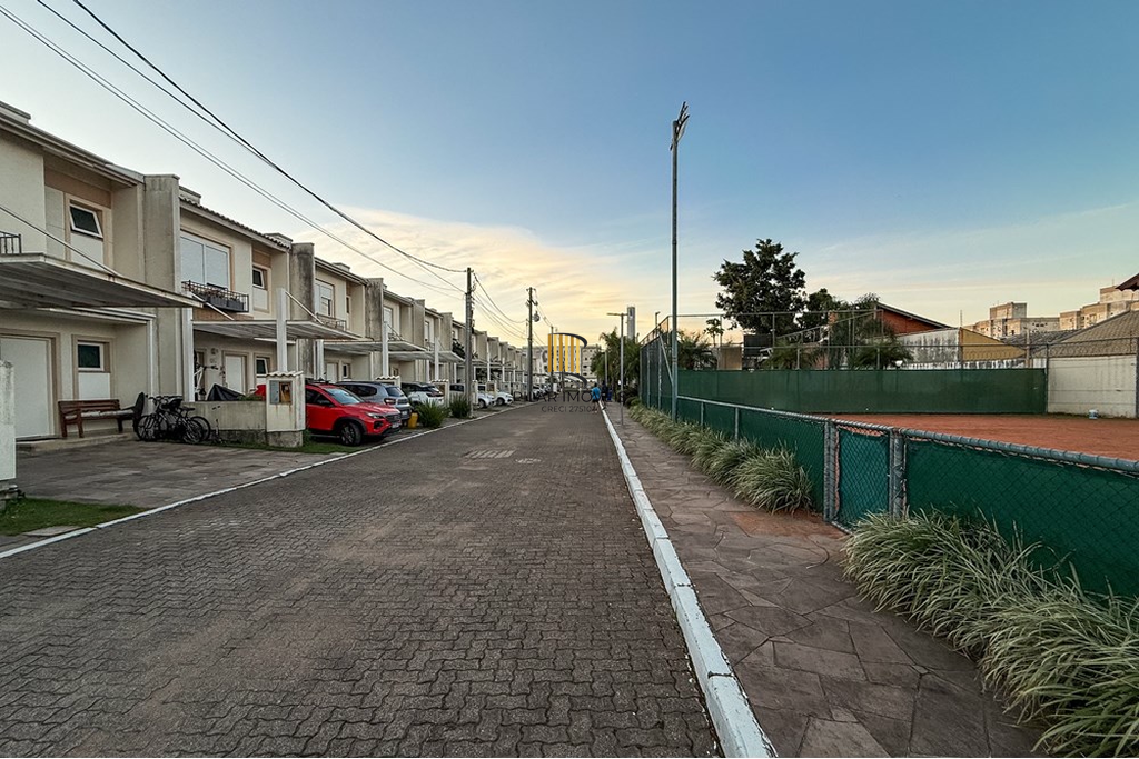 Casa 3 dormitórios no bairro Igara