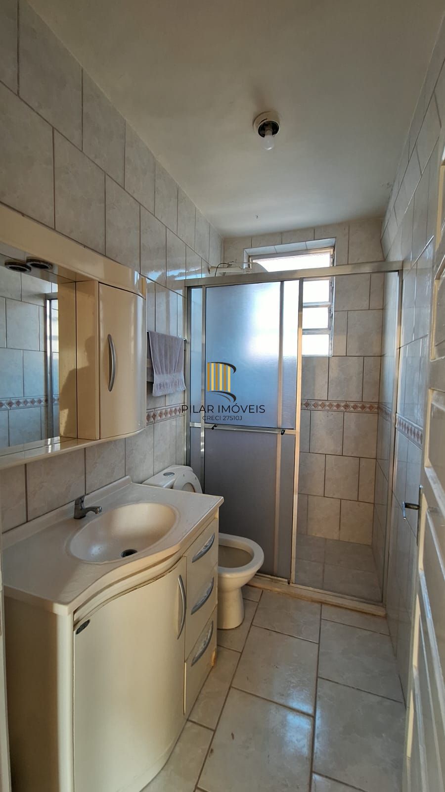 Apto de 02 dorm, sala, banho, cozinha, reformado, desocupado e vaga coberta.