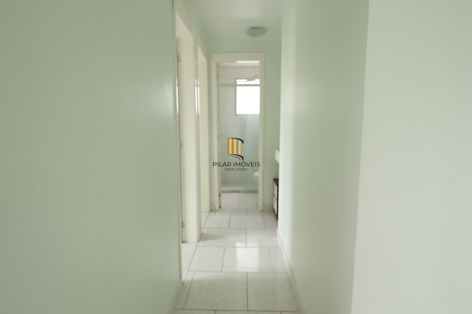 Vende ótimo apto de 02 dormitórios, 01 vaga, sol da manhã, Bairro Sarandi